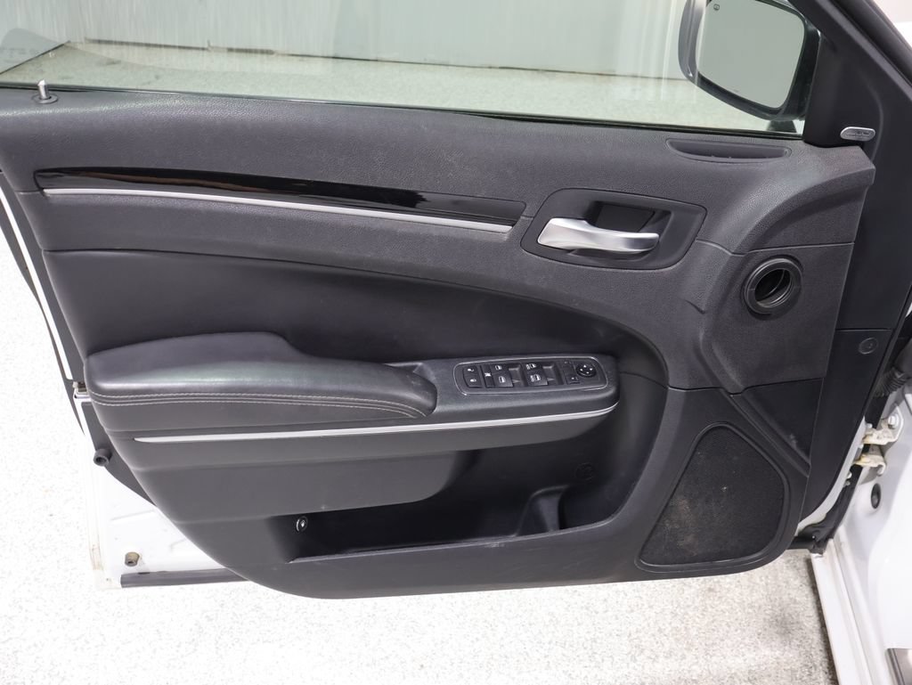 Used 2018 Chrysler 300 S AWD/4WD image 13