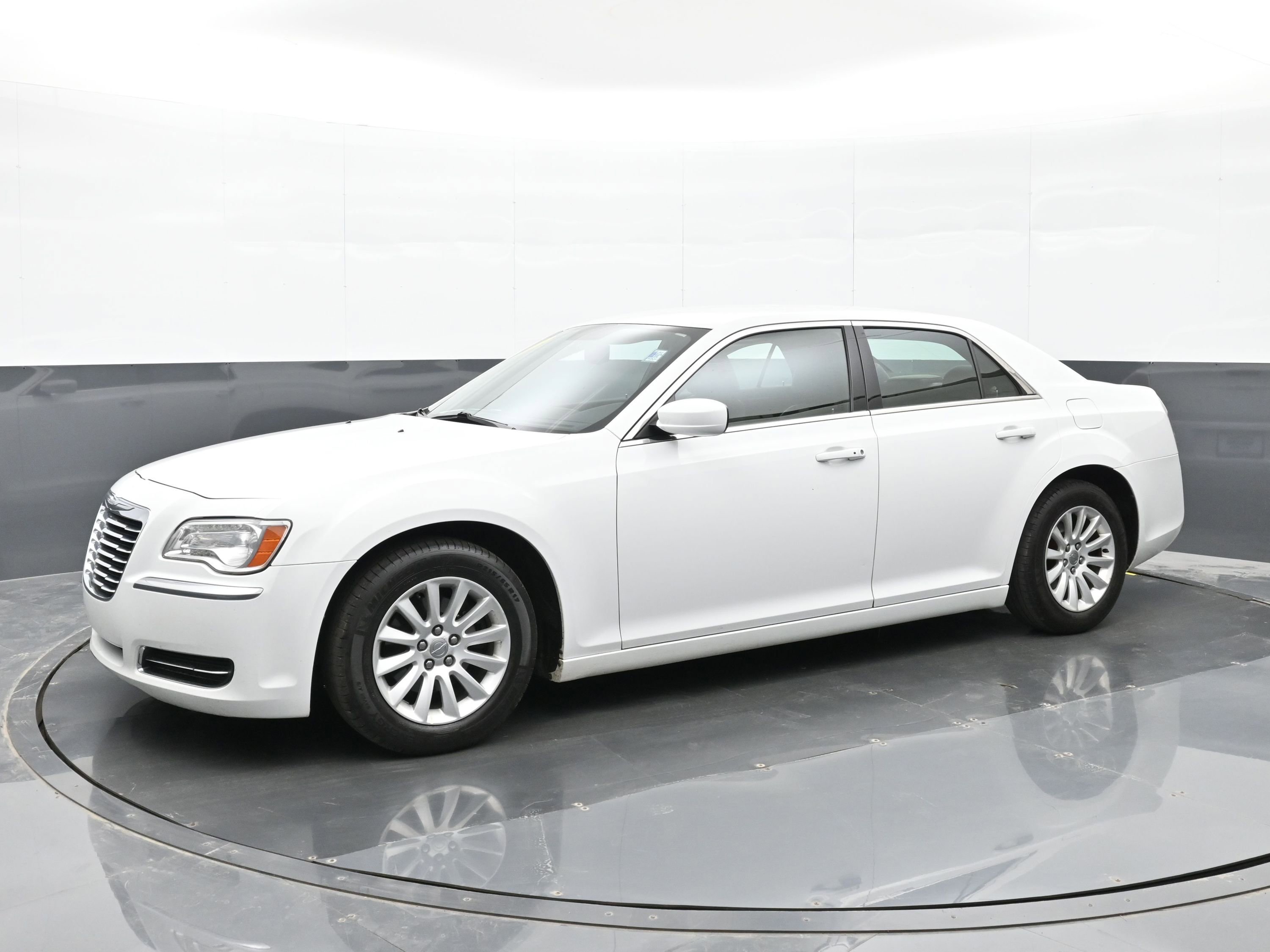 Used 2013 Chrysler 300 RWD image 4