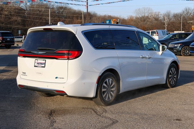 Used 2021 Chrysler Pacifica Touring-L image 3