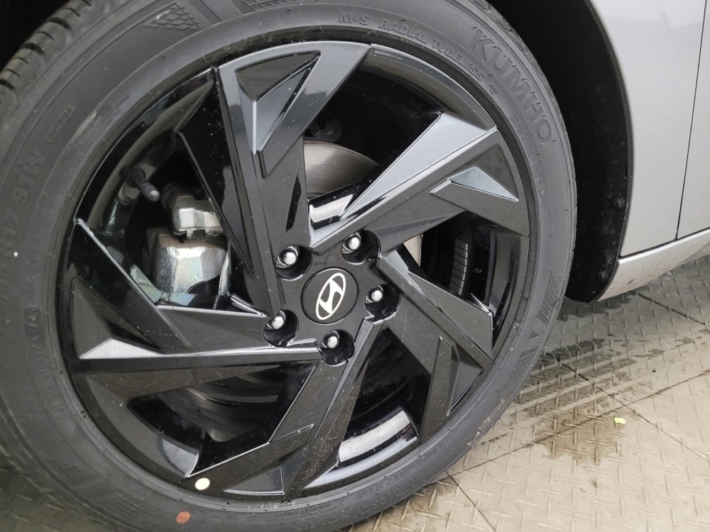 Used 2025 Hyundai Elantra SE image 31