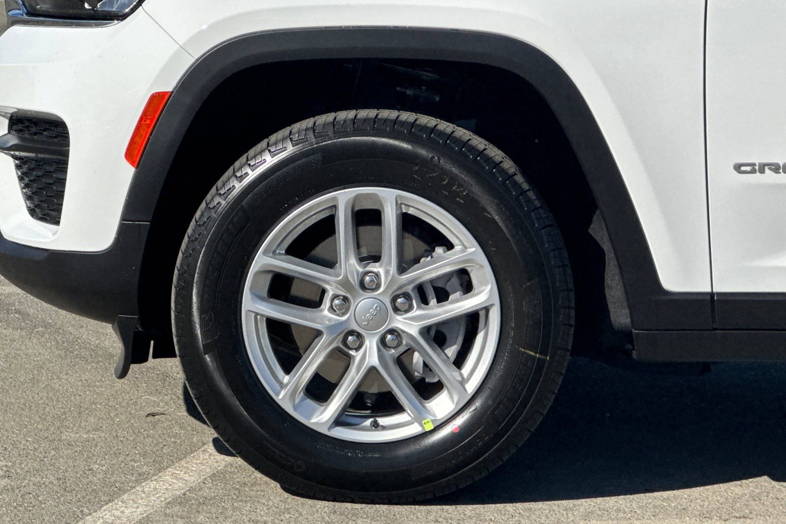 Used 2025 Jeep Grand Cherokee Laredo X image 24