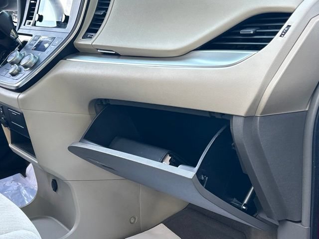 Used 2015 Toyota Sienna LE FWD image 31