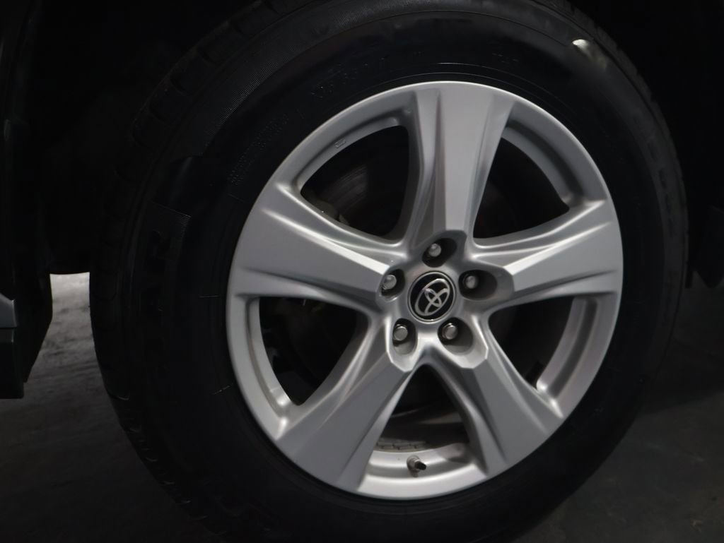 Used 2021 Toyota Highlander L FWD image 33