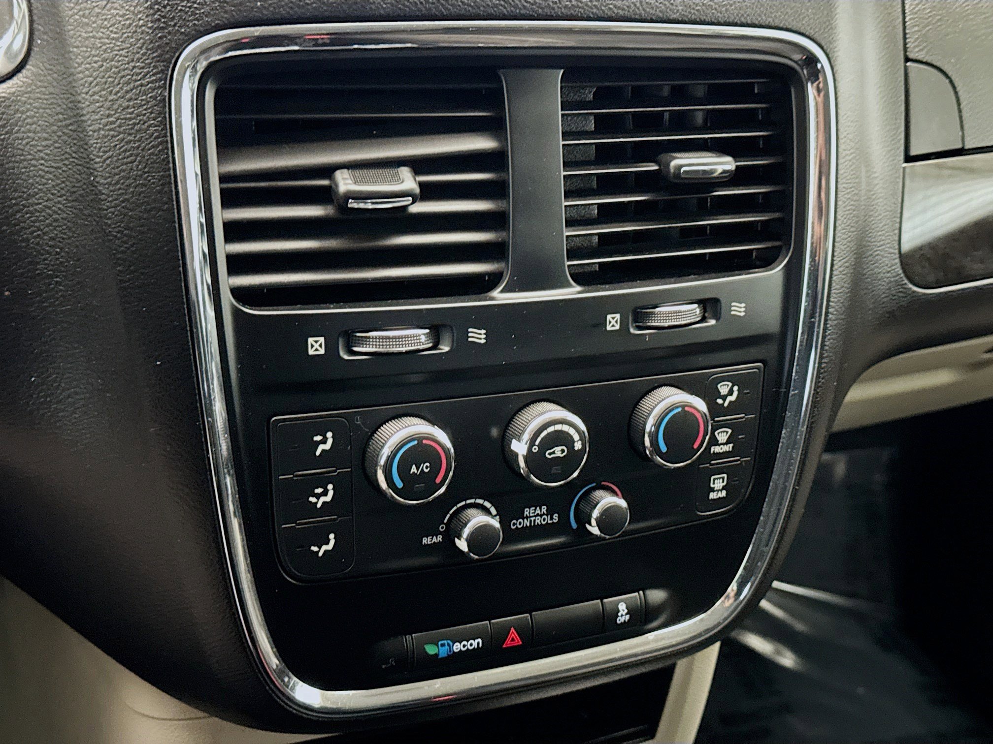 Used 2020 Dodge Grand Caravan SE image 12