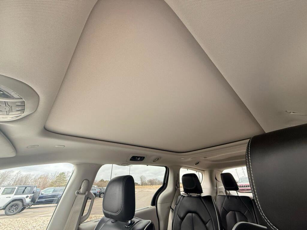 Used 2024 Chrysler Pacifica Limited image 25