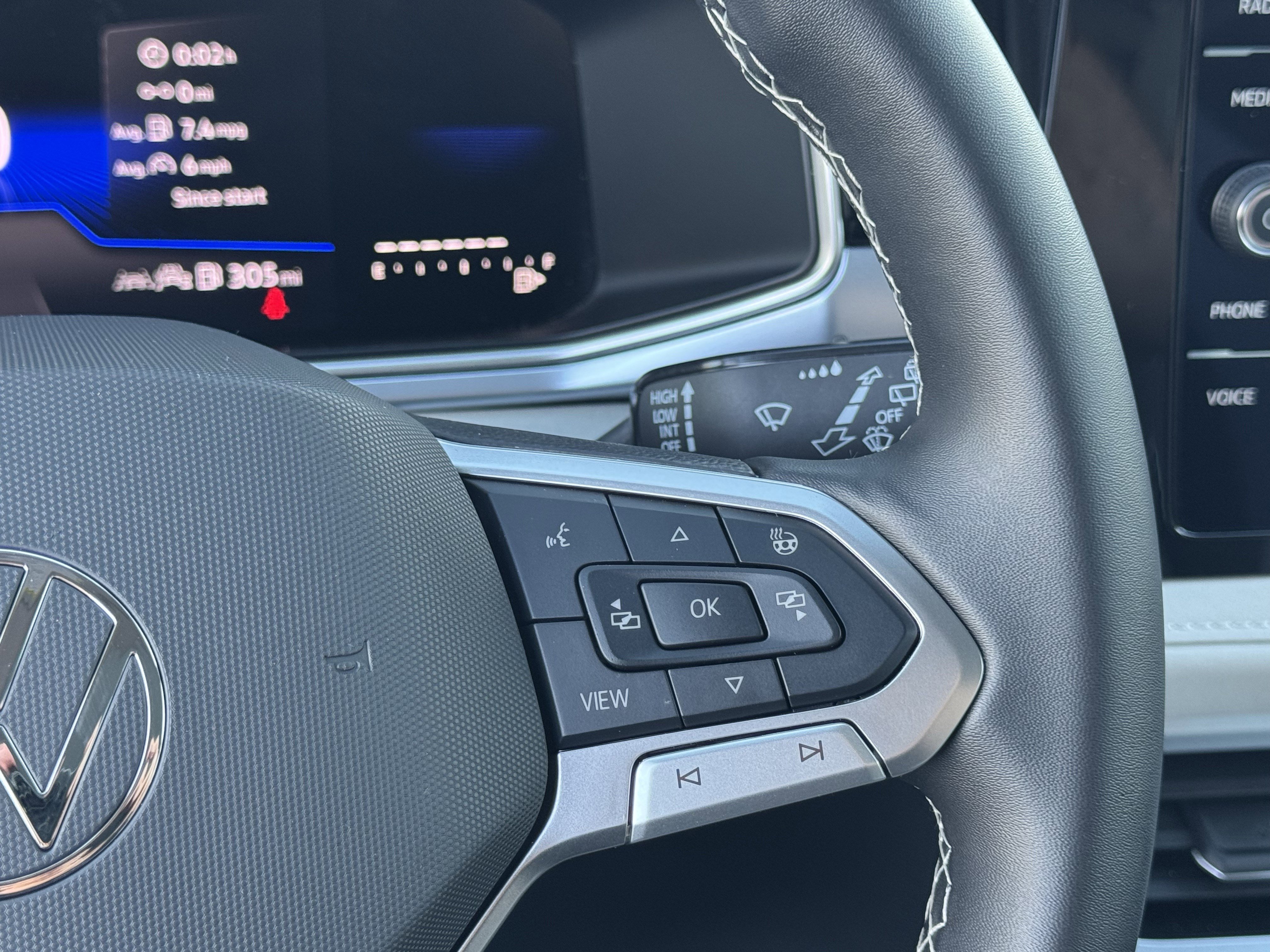 Certified 2025 Volkswagen Taos SE image 21