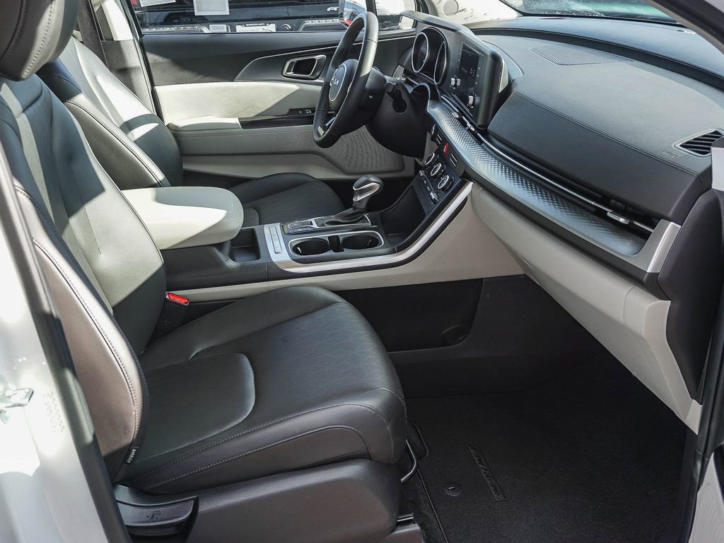 Used 2024 Kia Carnival LX FWD image 13