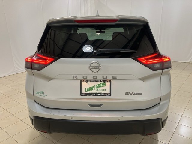 Used 2024 Nissan Rogue SV image 4