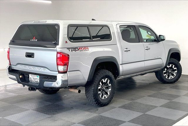 Used 2017 Toyota Tacoma TRD Off-Road AWD/4WD image 13