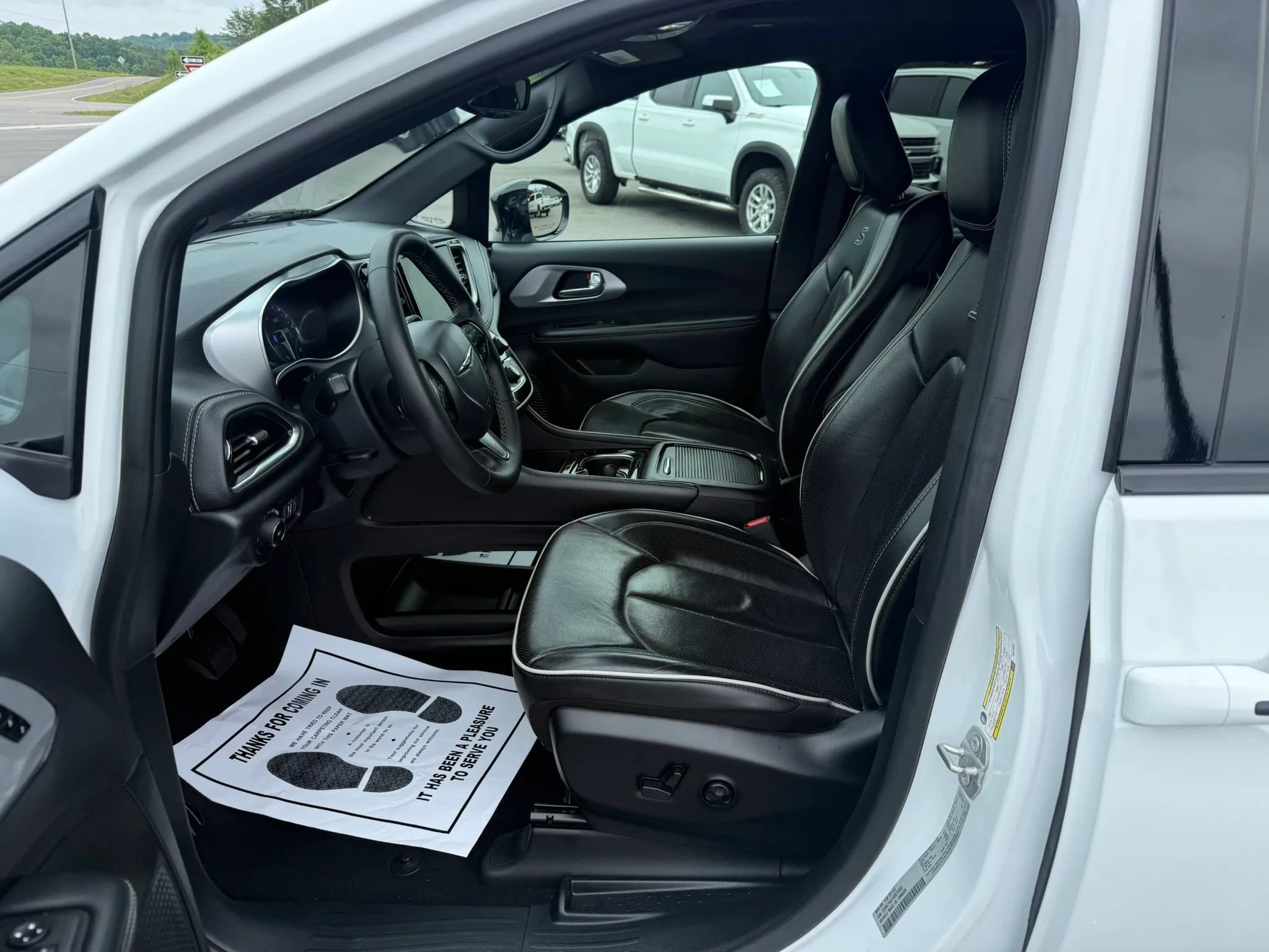 Used 2025 Chrysler Pacifica Limited FWD image 7