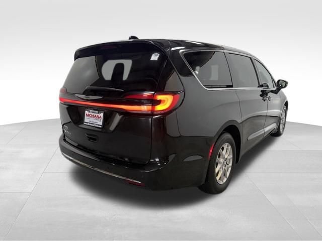 Used 2023 Chrysler Pacifica Touring-L FWD image 7