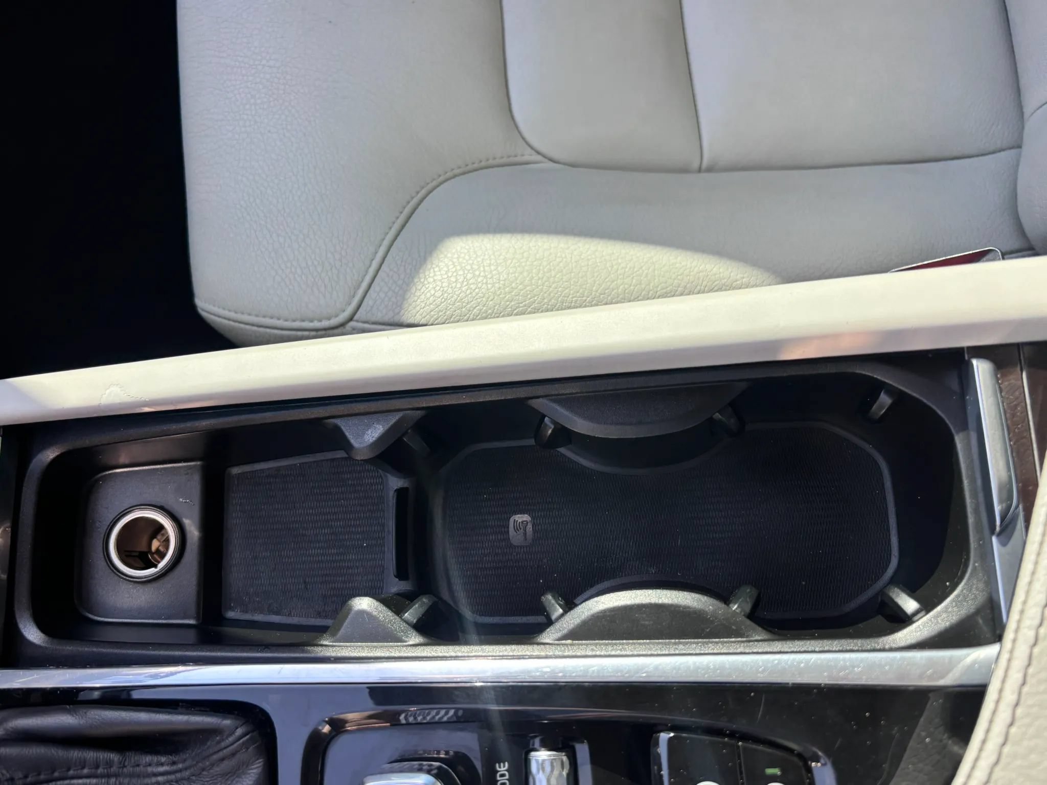 Used 2019 Volvo XC90 T6 Momentum w/ Advanced Package AWD/4WD image 16