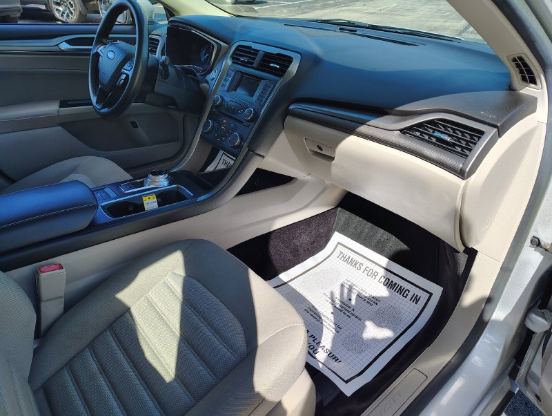 Used 2017 Ford Fusion SE FWD image 19
