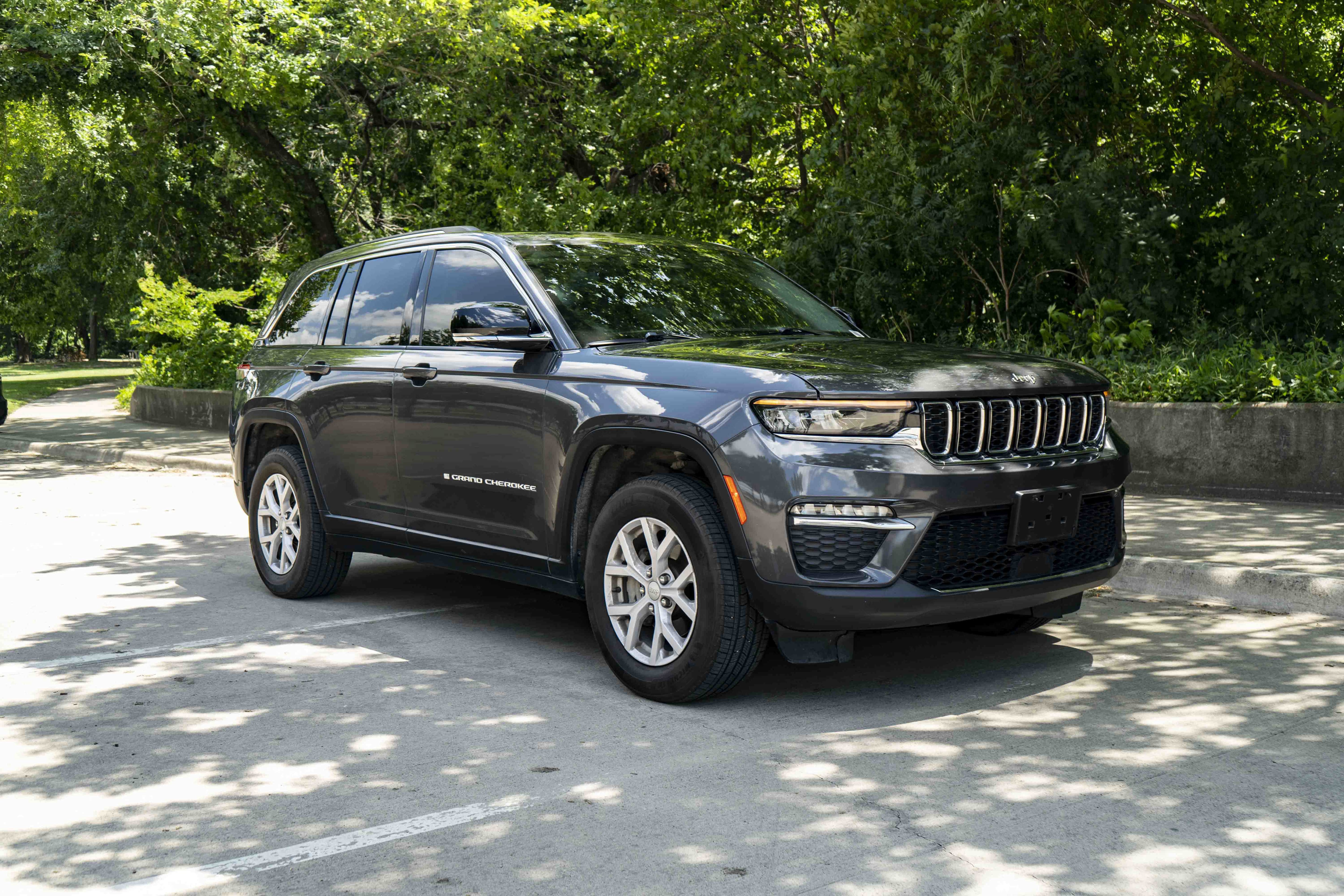 Used 2022 Jeep Grand Cherokee Limited RWD image 2