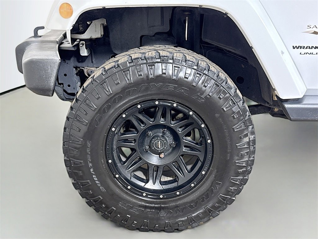 Used 2018 Jeep Wrangler Unlimited Sahara w/ Connectivity Group image 26