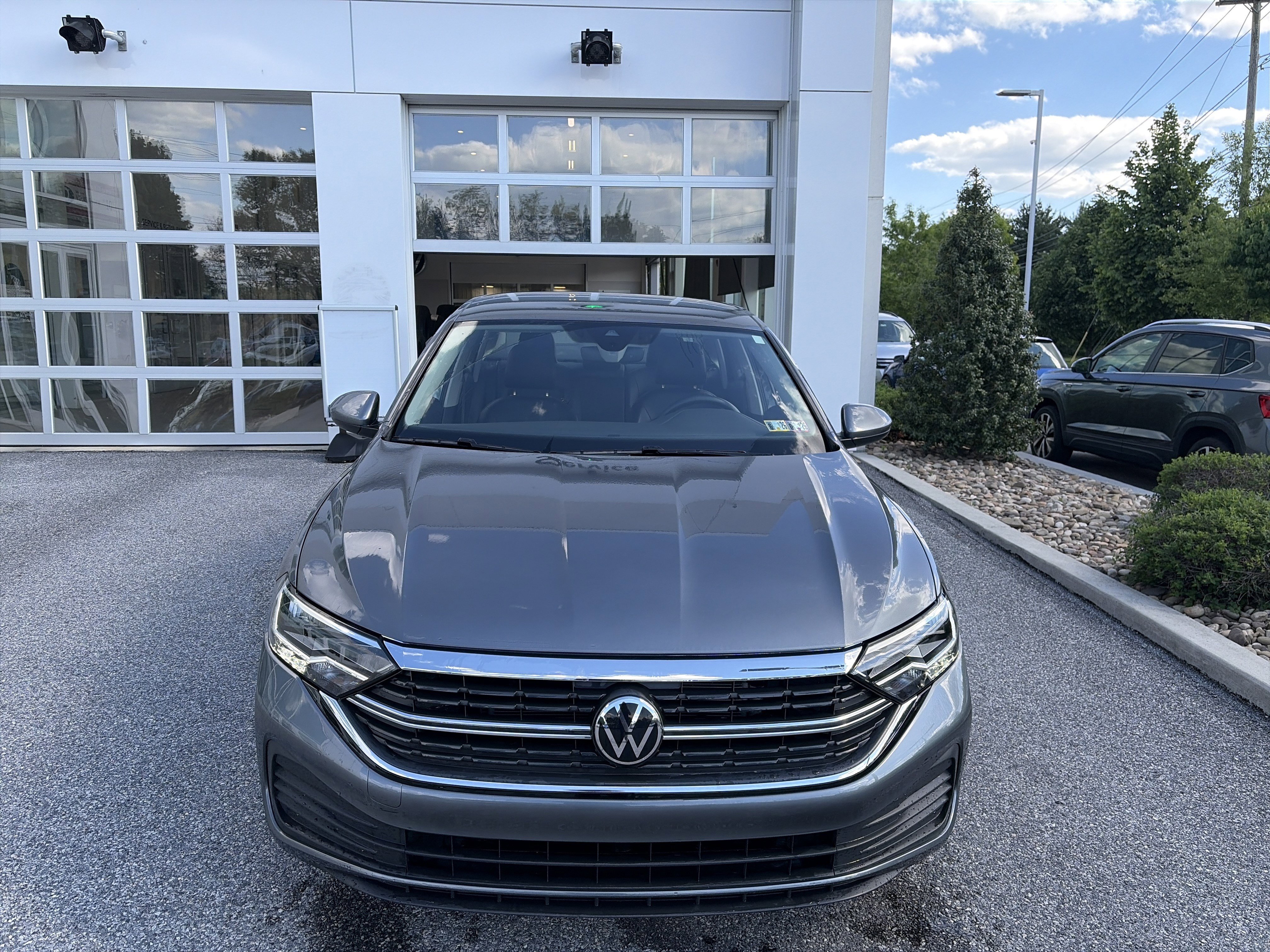 Used 2024 Volkswagen Jetta SE FWD image 2