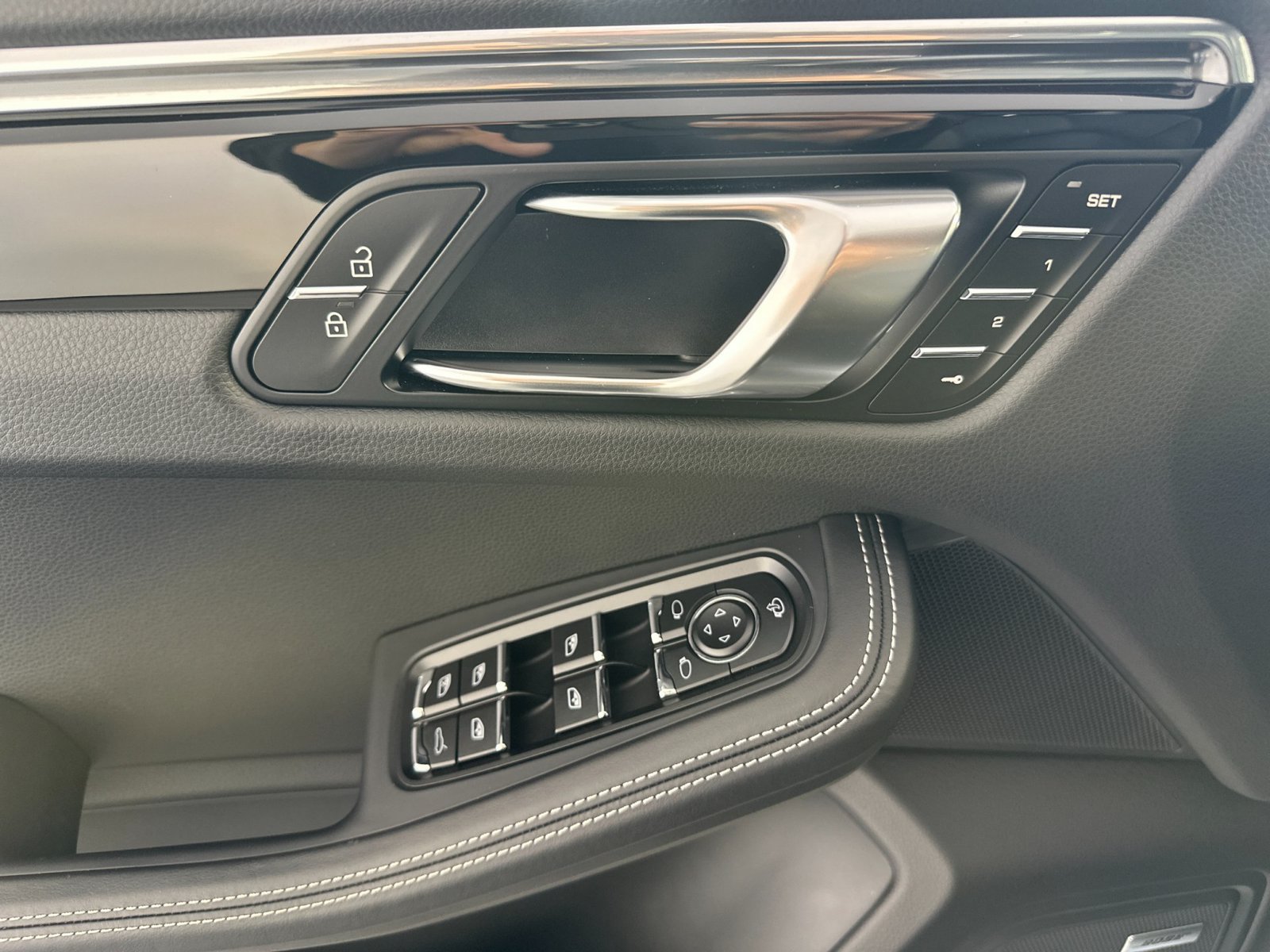 Certified 2025 Porsche Macan AWD/4WD image 12