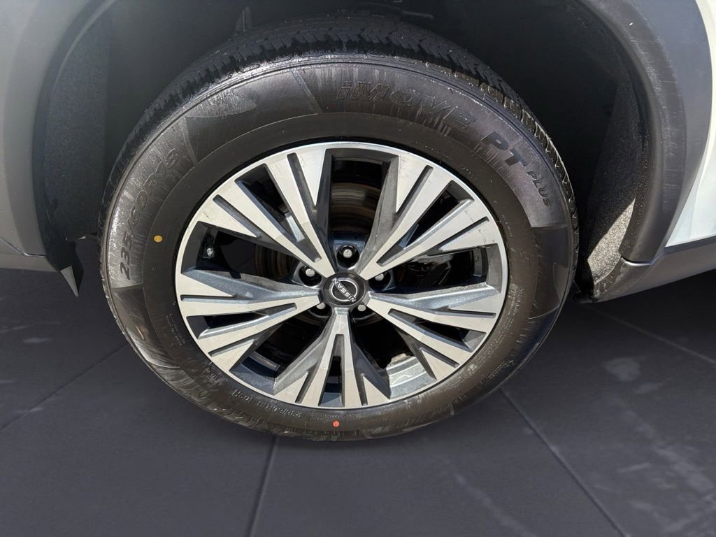 Used 2023 Nissan Rogue SV image 9