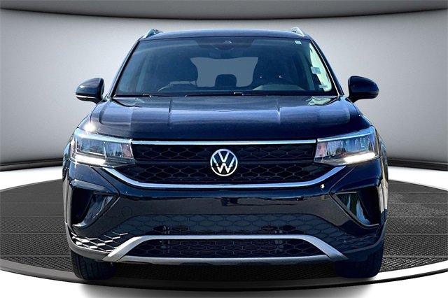 Used 2024 Volkswagen Taos SE image 2