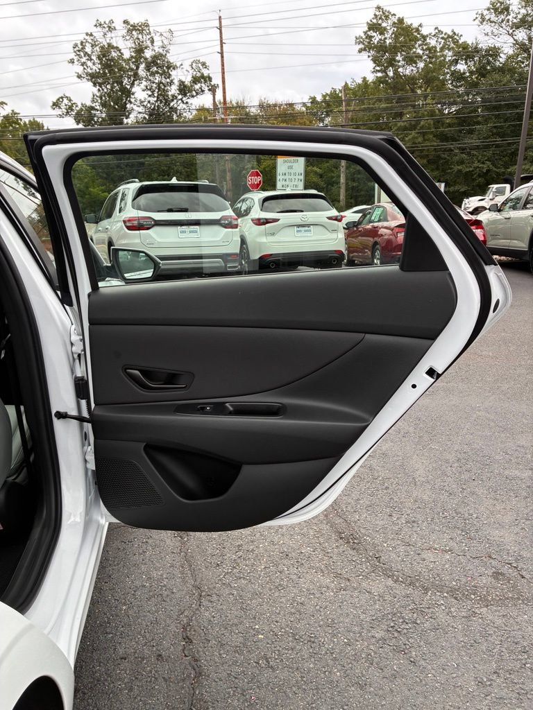 Used 2025 Hyundai Elantra Limited FWD image 21