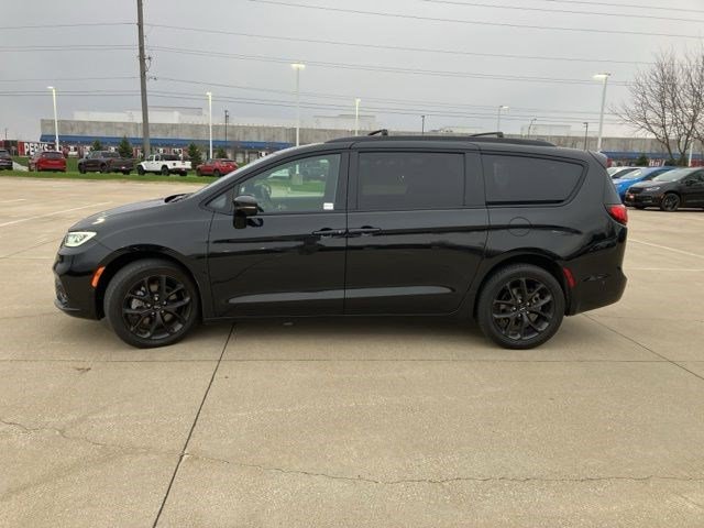 Certified 2022 Chrysler Pacifica Limited w/ S Appearance Package image 5