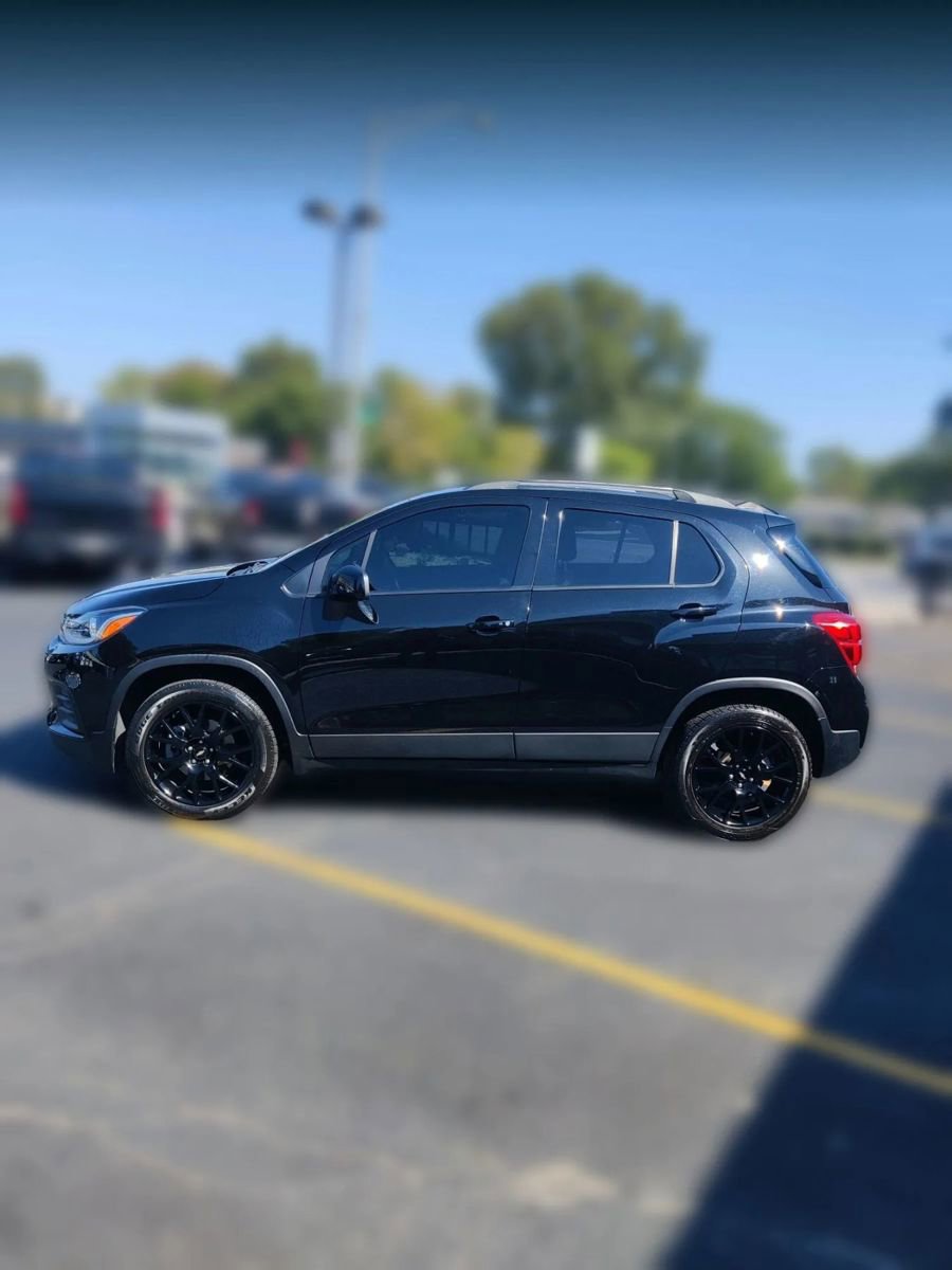 Used 2022 Chevrolet Trax LT w/ Midnight Edition image 4