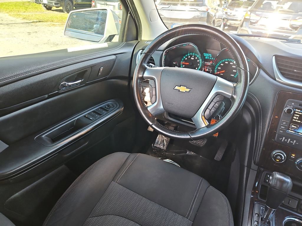 Used 2017 Chevrolet Traverse LT w/ Style and Technology Package FWD image 10