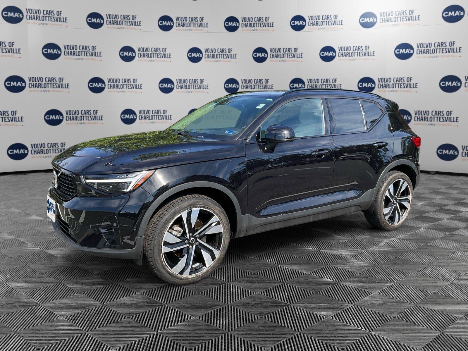 Used 2024 Volvo XC40 B5 Ultimate w/ Protection Package Premier AWD/4WD image 1