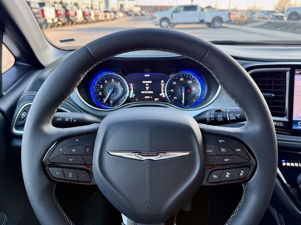 Used 2025 Chrysler Pacifica Limited image 19