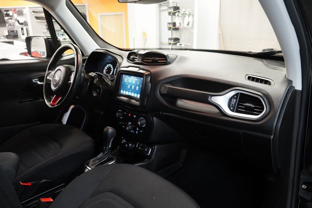 Used 2020 Jeep Renegade Latitude w/ Cold Weather Group image 32