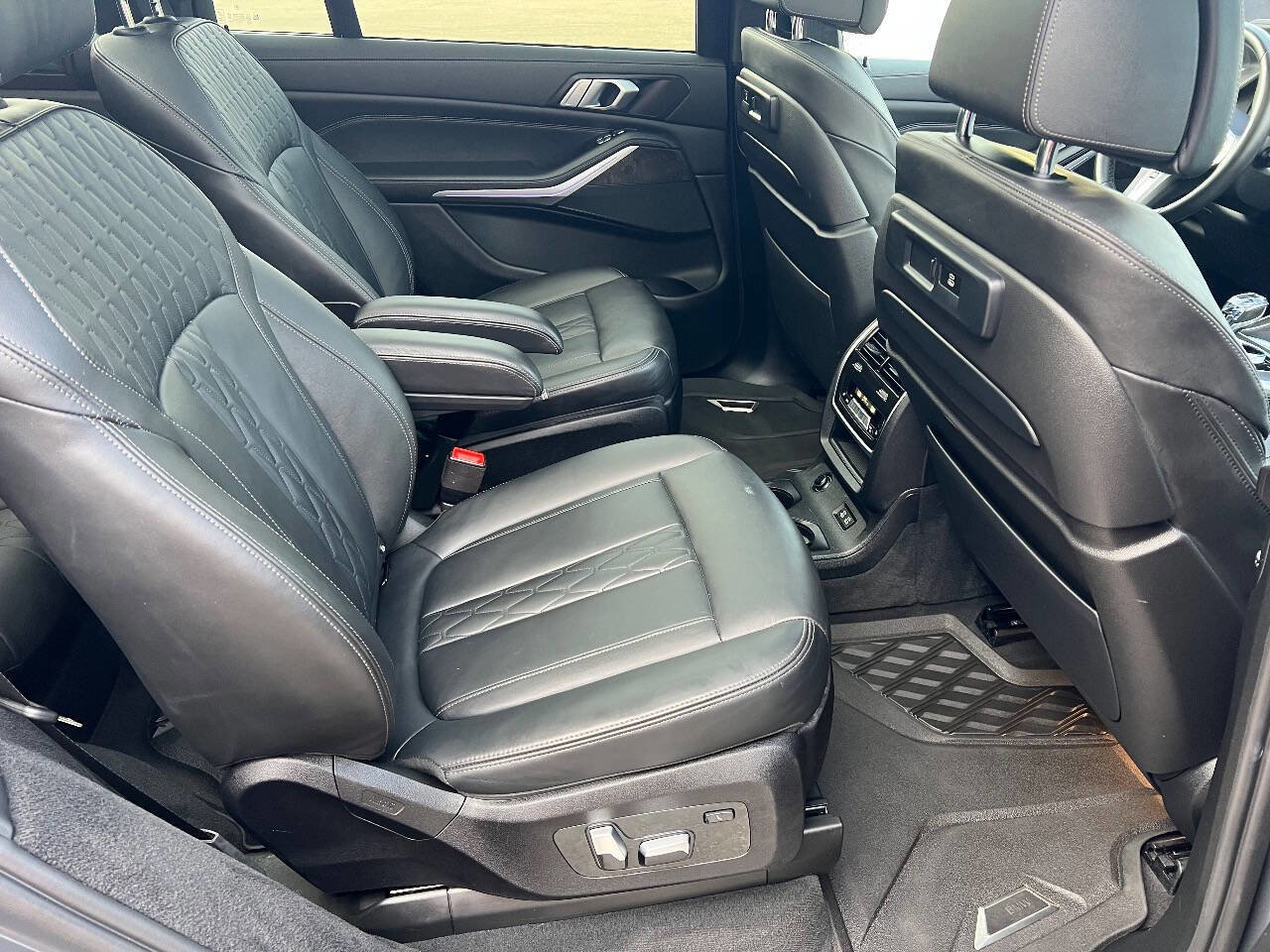 Used 2022 BMW X7 xDrive40i w/ M Sport Package image 21