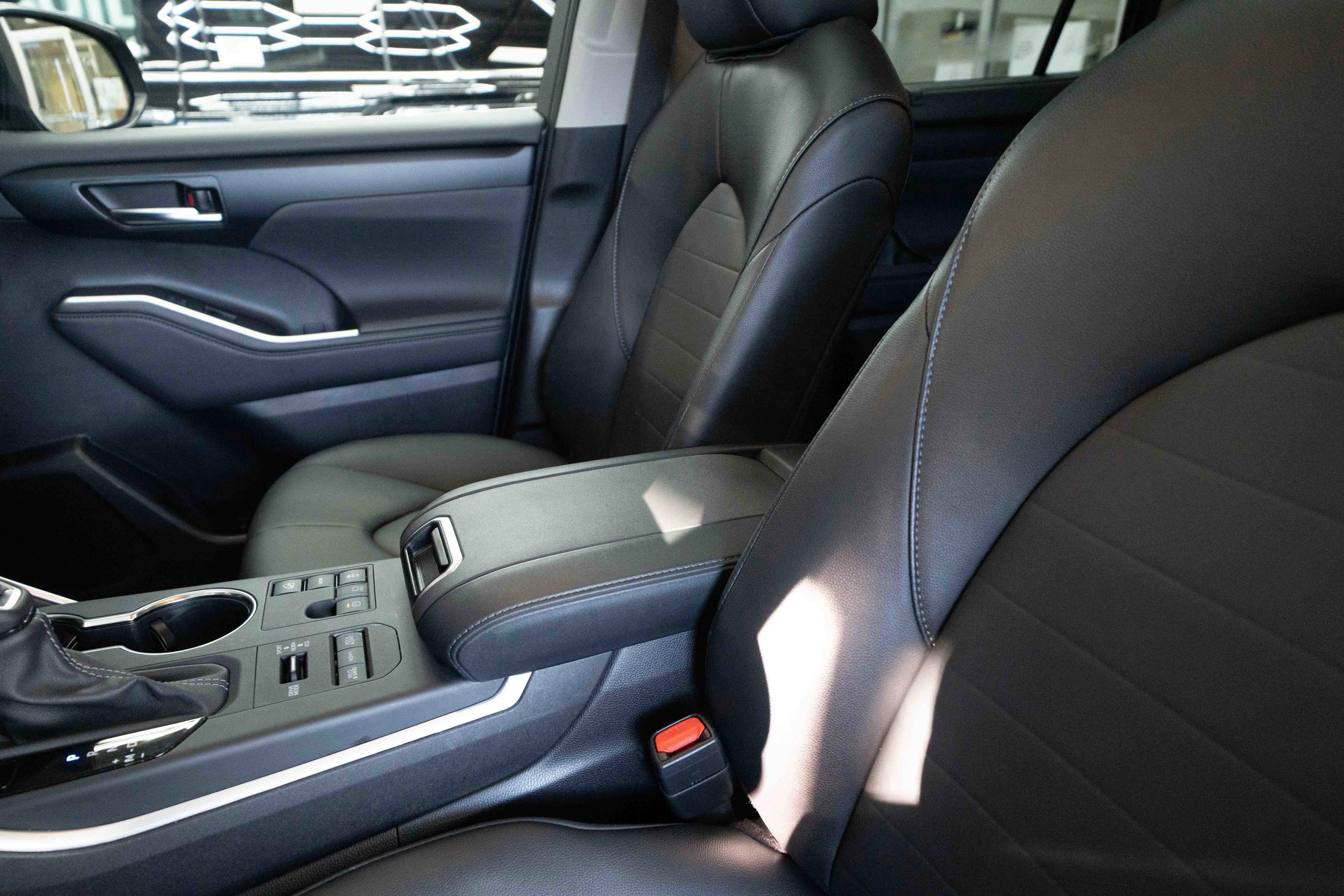 Used 2025 Toyota Highlander XLE image 10