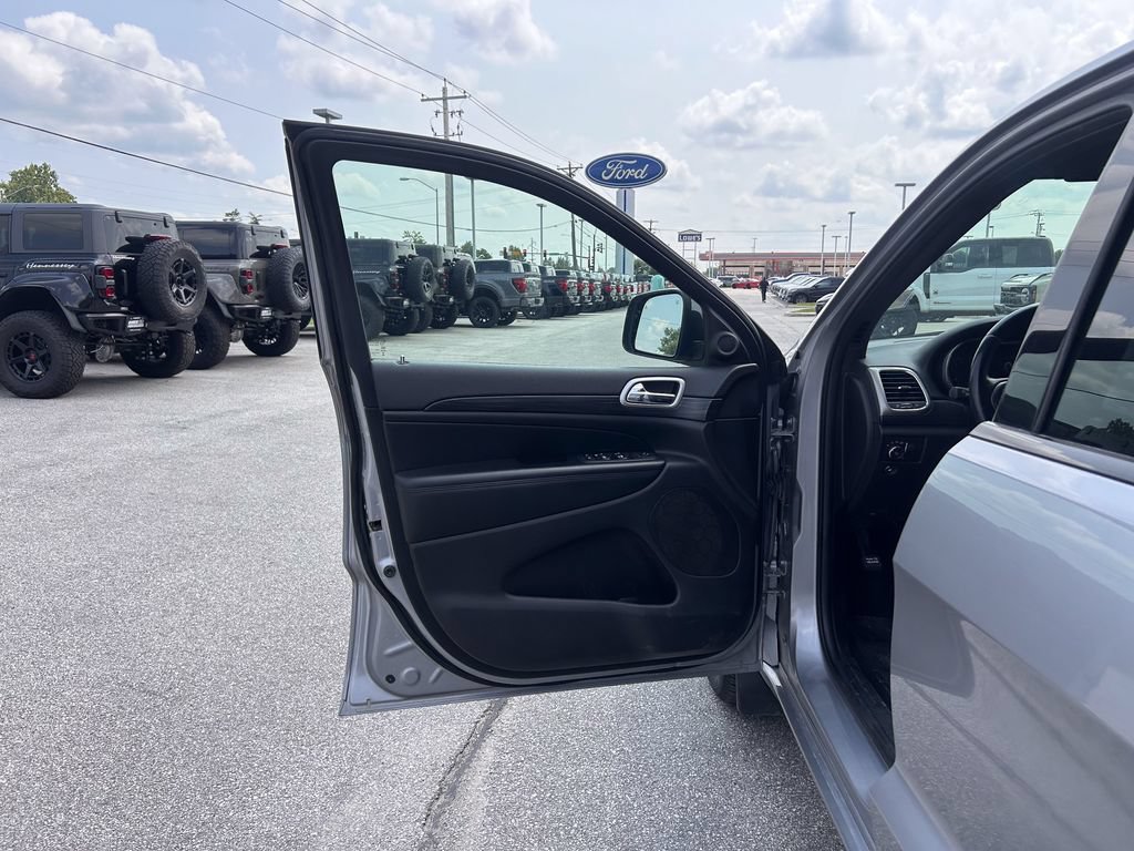 Used 2019 Jeep Grand Cherokee Altitude AWD/4WD image 12