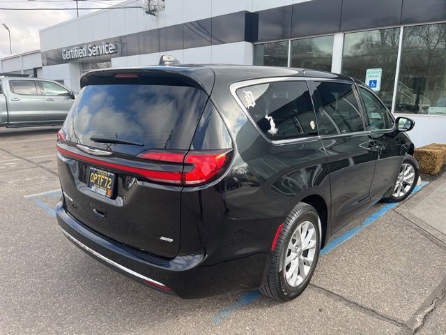 Used 2024 Chrysler Pacifica Touring-L w/ Uconnect Theater Family Group image 4