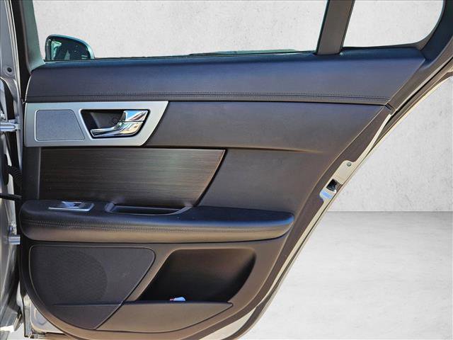 Used 2012 Jaguar XF image 16