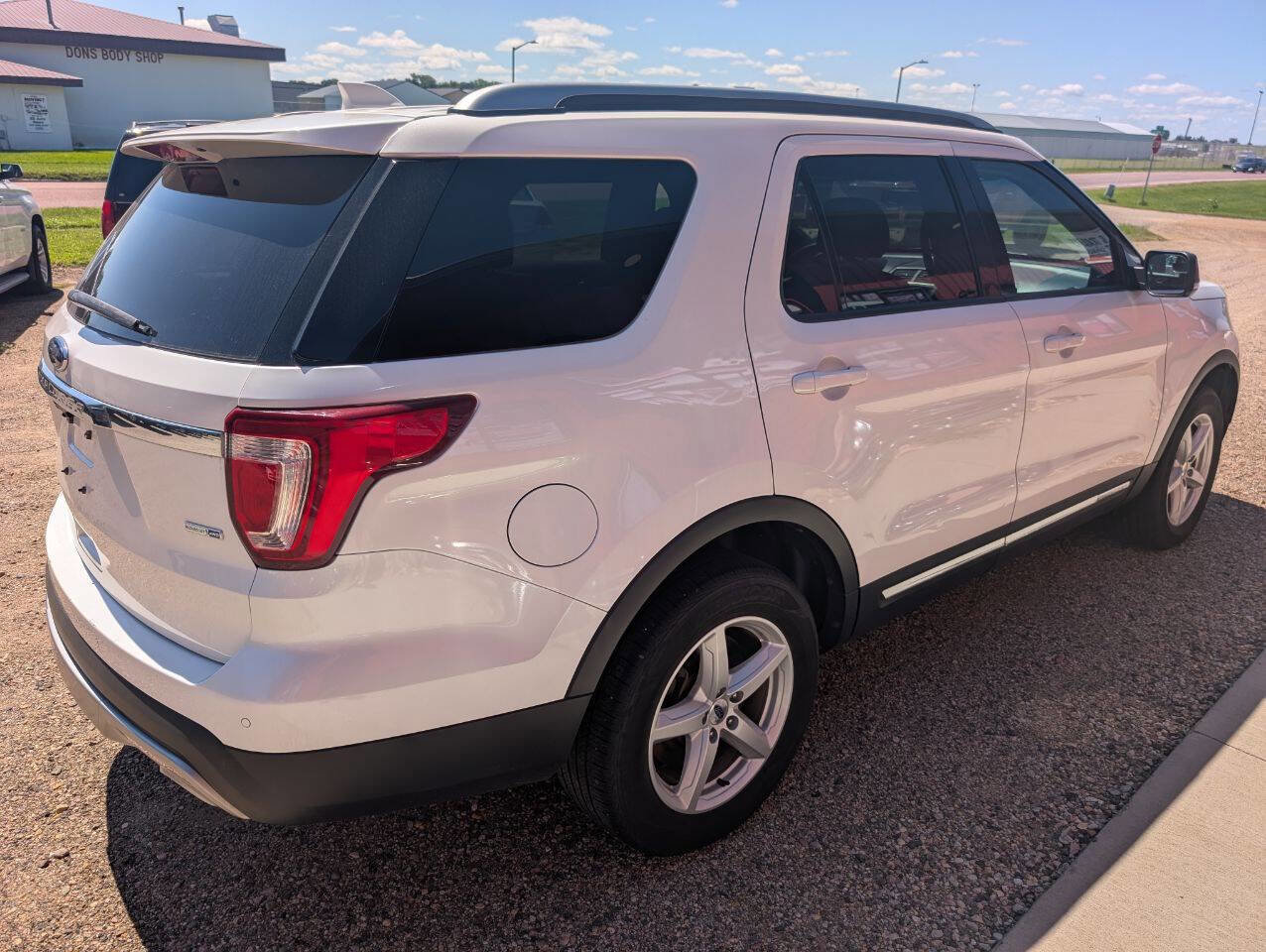 Used 2016 Ford Explorer XLT w/ Equipment Group 202A image 5