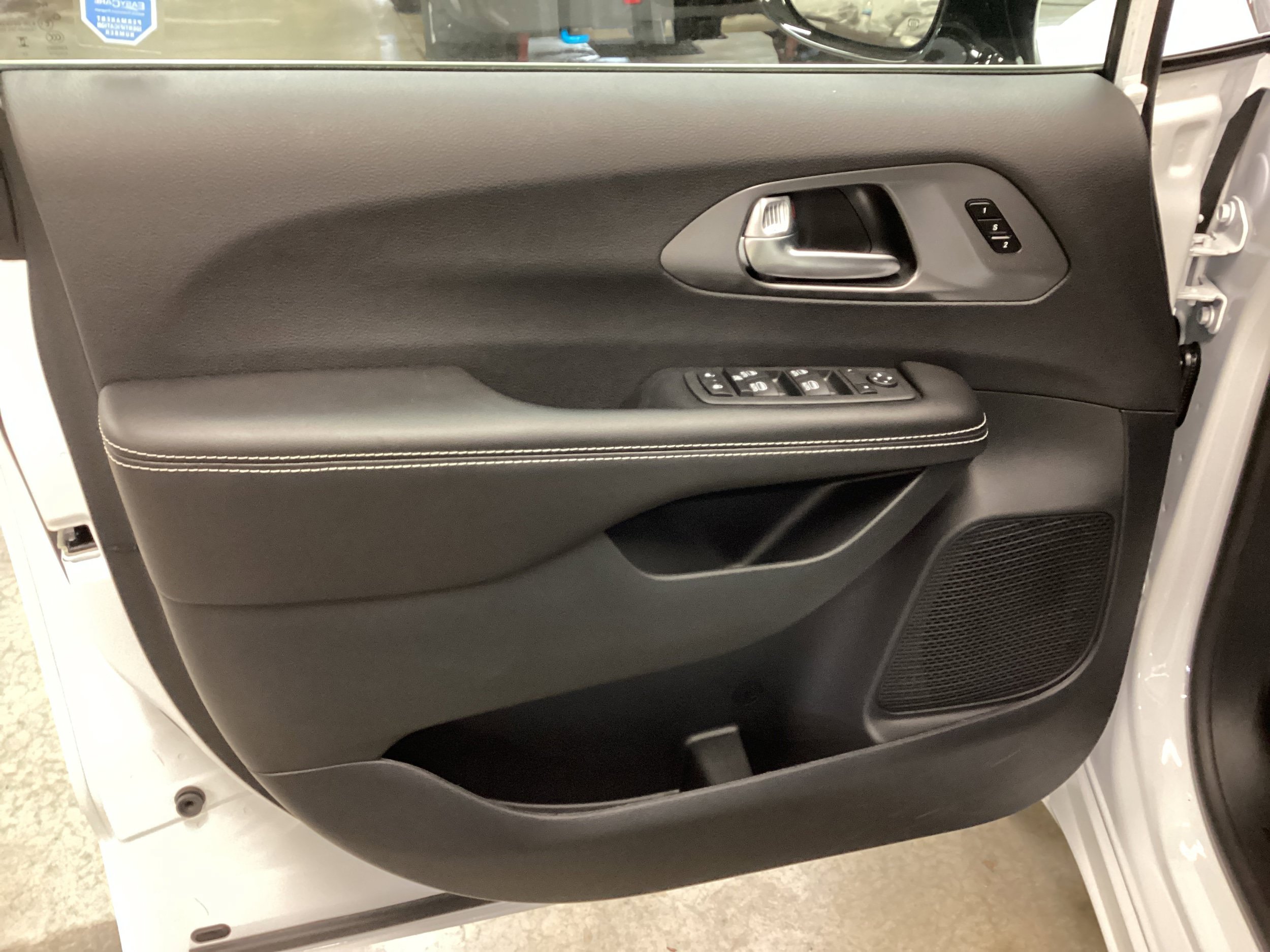 New 2026 Chrysler Pacifica Select AWD/4WD image 12