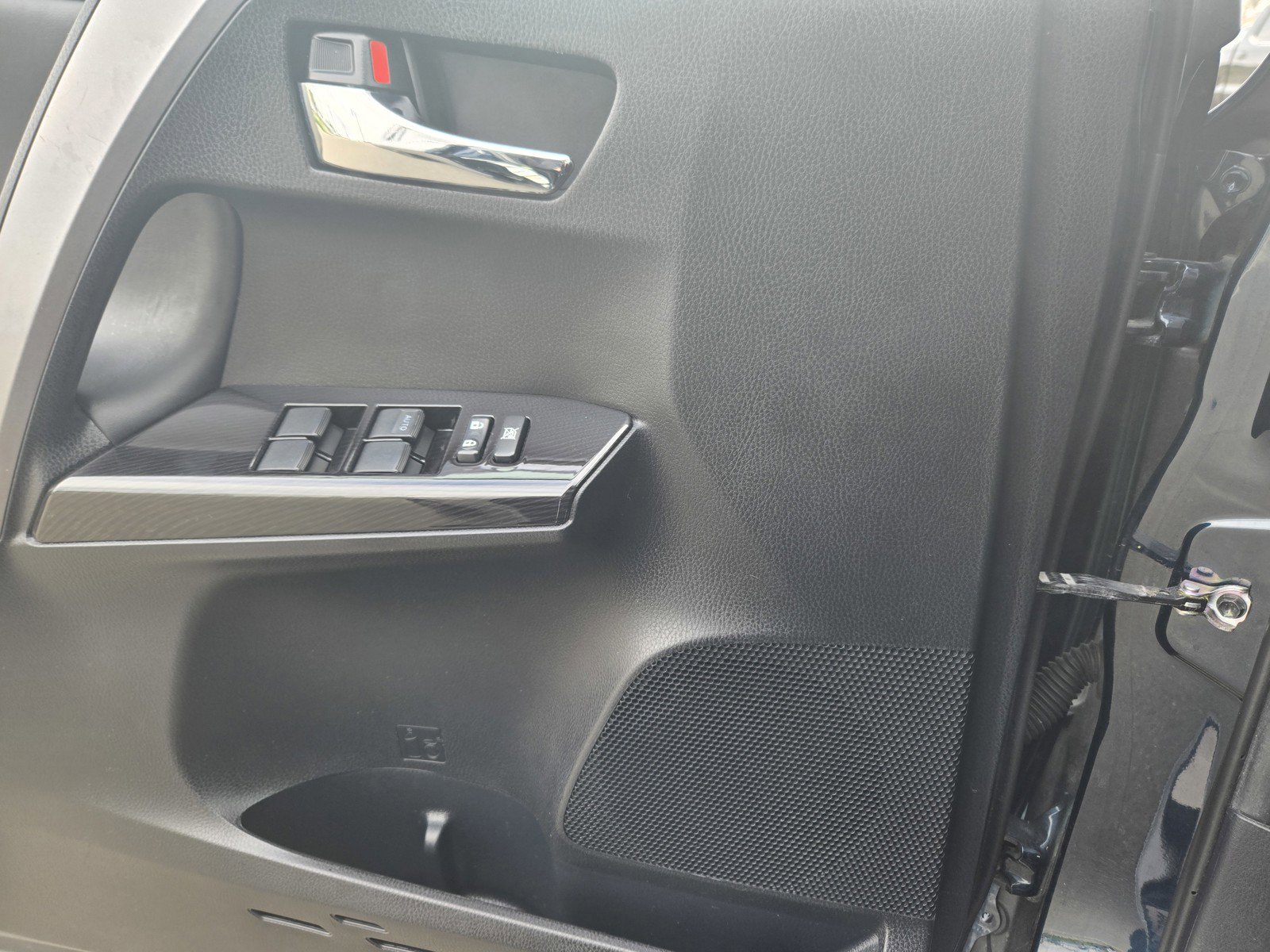 Used 2017 Toyota RAV4 SE image 16