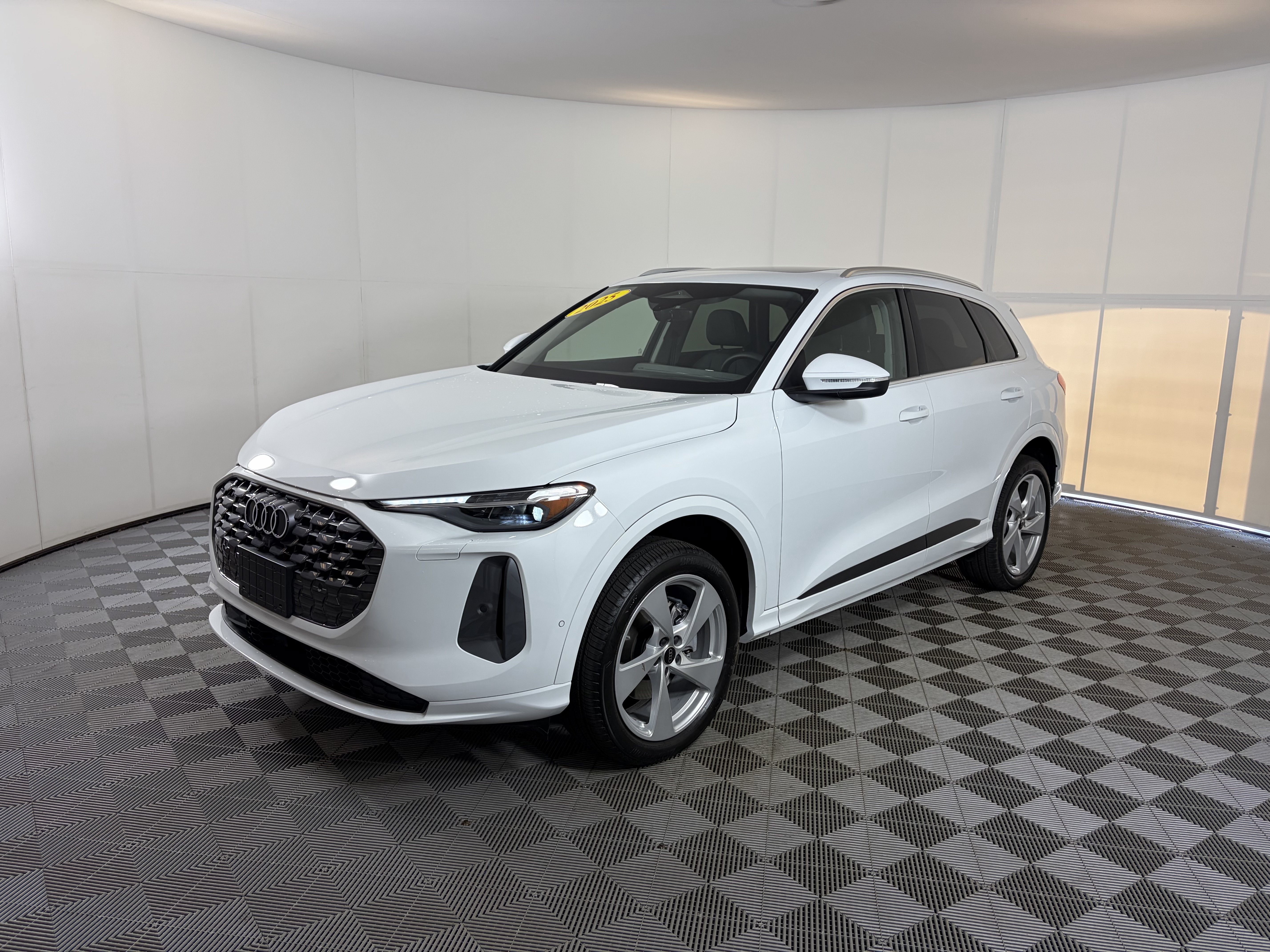 Used 2025 Audi Q5 Premium Plus AWD/4WD image 2