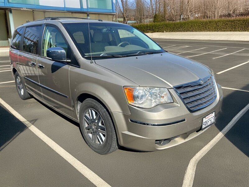 Used 2008 Chrysler Town & Country Limited w/ Entertainment Group #3 FWD image 31