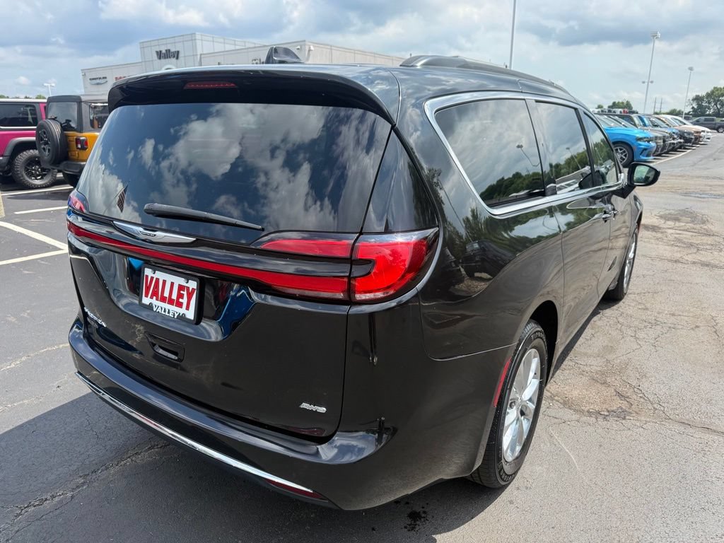 Used 2022 Chrysler Pacifica Touring-L AWD/4WD image 3