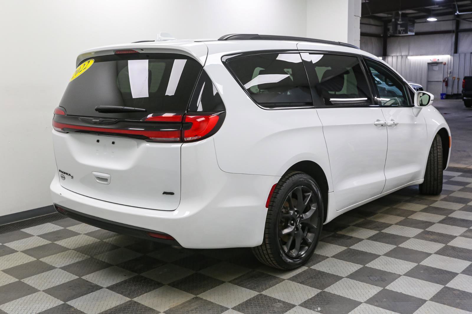 Used 2022 Chrysler Pacifica Touring-L w/ S Appearance Package image 7