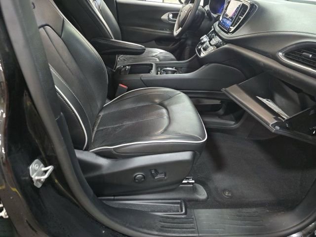 Used 2025 Chrysler Pacifica Limited FWD image 10