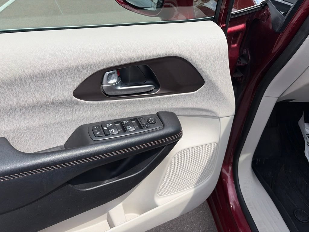 Used 2018 Chrysler Pacifica Touring-L Plus FWD image 22
