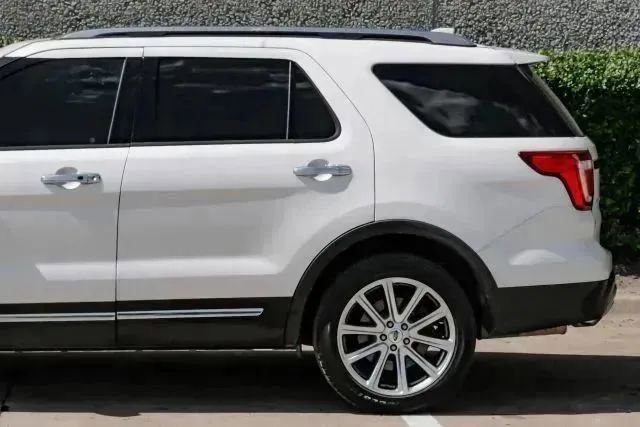 Used 2016 Ford Explorer Limited image 17