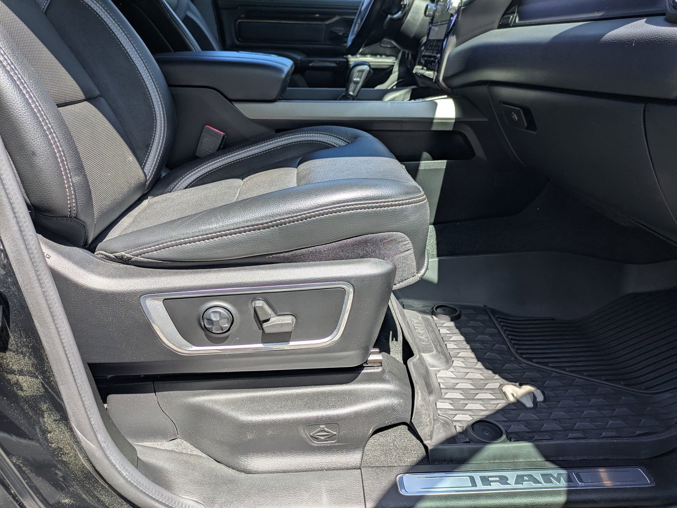 Used 2022 RAM 1500 Laramie AWD/4WD image 40