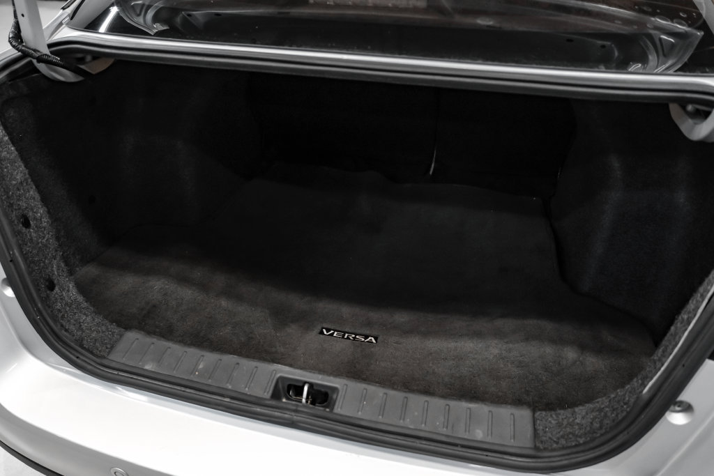 Used 2020 Nissan Versa SR FWD image 47