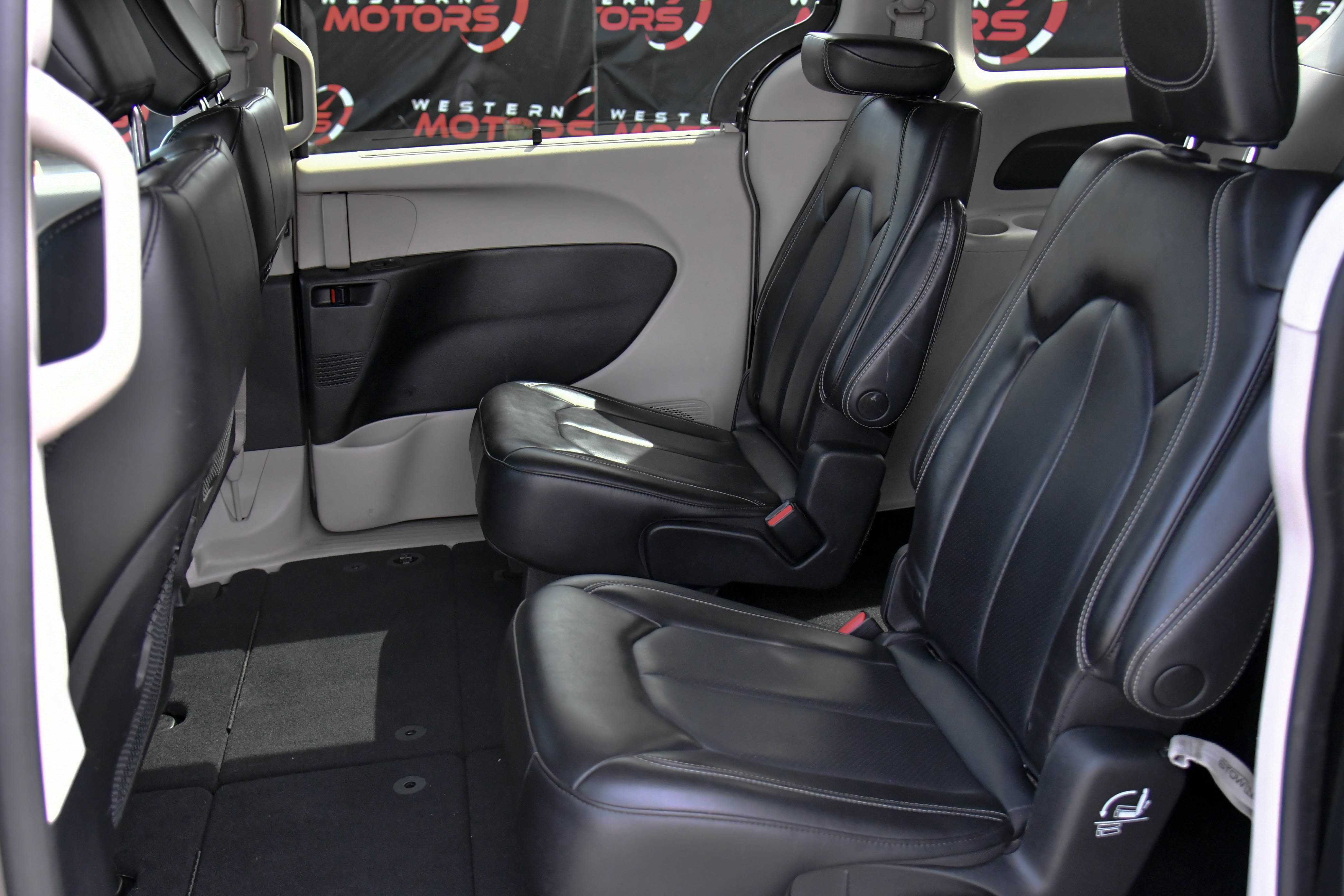 Used 2023 Chrysler Pacifica Touring-L image 37