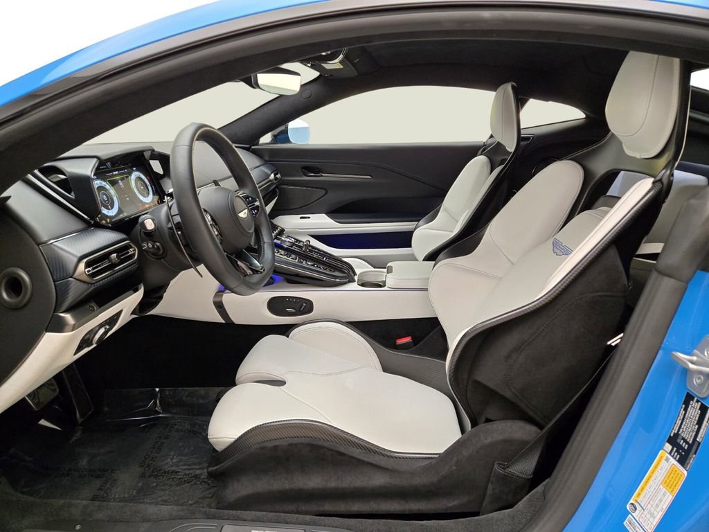 Used 2025 Aston Martin V8 Vantage Coupe image 17