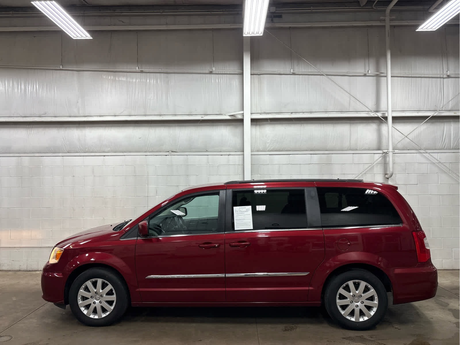 Used 2014 Chrysler Town & Country Touring image 2